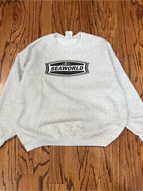 Lee Light Gray Seaworld Crewneck Sweatshirt